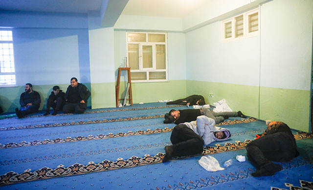 Arnavutköy'de otel fırsatçılığı: Geceyi camilerde geçirdiler - Resim : 2