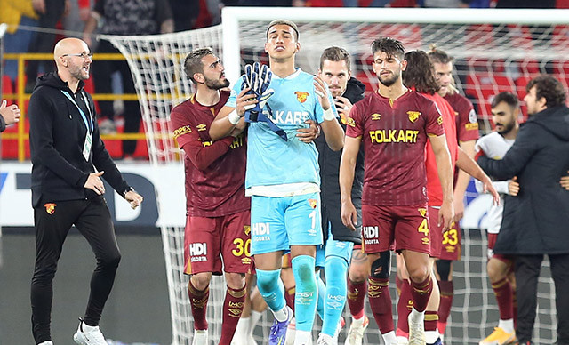Göztepe'de galibiyet 5.5 aylık bebeğini kaybeden İrfan Can'a hediye edildi - Resim : 1
