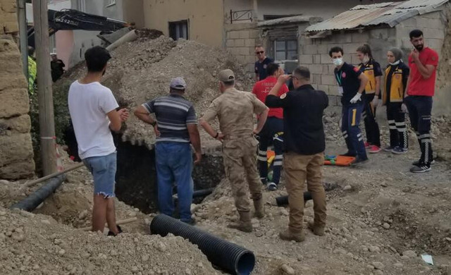 Kanalizasyon çalışmasında 1 işçi toprak altında kaldı - Resim : 2