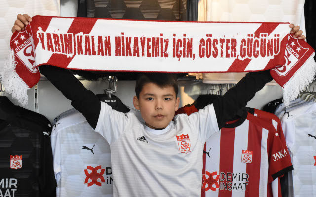 Sivasspor taraftarı Afganistanlı Eyüp, Alanyaspor maçı için Sivas'a geldi - Resim : 2