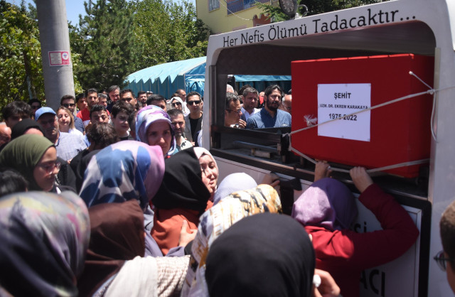 Katledilen Dr. Karakaya’nın cenazesinde Bakan Koca yuhalandı - Resim : 2