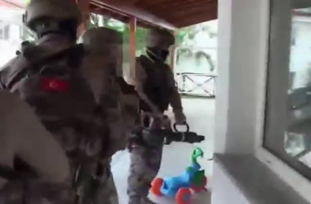 Kadın kuryelere 774 parça kapsül yutturmuşlardı: Urfi Çetinkaya'nın kardeşi ve yeğenine gözaltı - Resim : 1