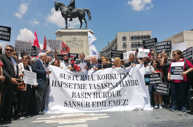 Gazeteciler ‘Sansür yasasına’ karşı sokakta: Medyama karışma - Resim : 2