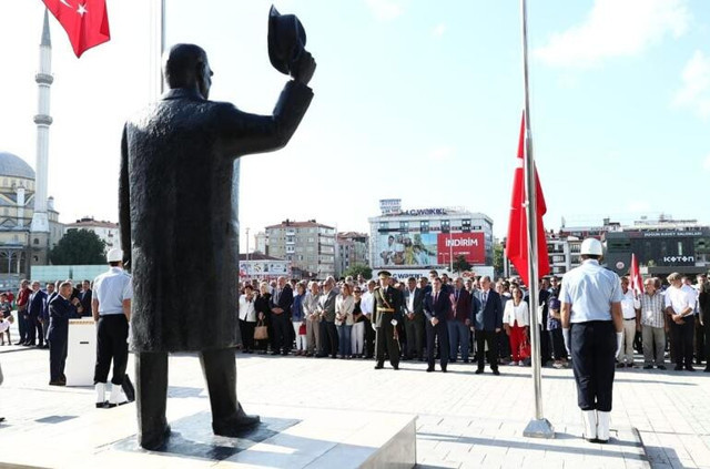 Bağcılar Meydanı'nda 'heykel' tartışması: En azından Atatürk'e benzetilebilirdi - Resim : 3
