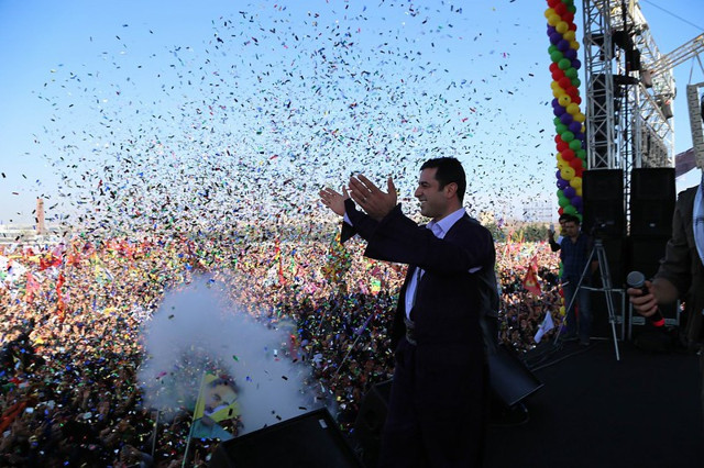 Demirtaş: Bedel ödeyen on milyonların onurlu duruşuna bakıyorum, klavye silahşörlerine değil - Resim : 1