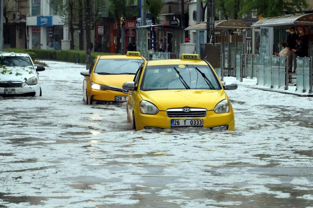 Eskişehir'de sağanak ve dolu - Resim : 1