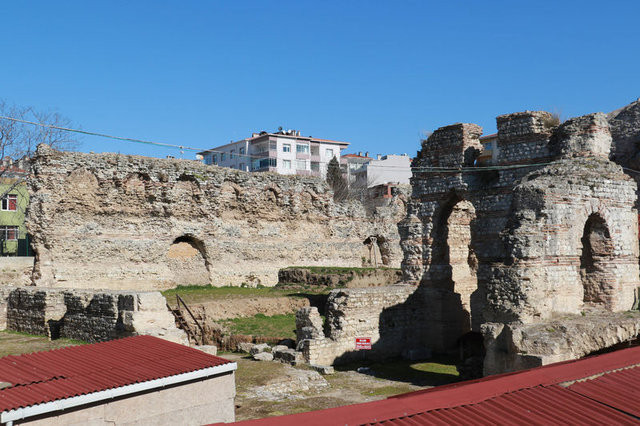 Sinop'ta İsa'nın çarmıha gerildiği haçı muhafaza ettiği düşünülen taş sandık bulundu - Resim : 1