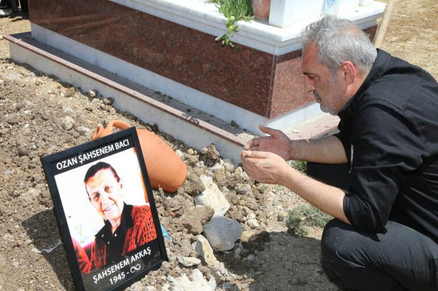 Halk ozanı Şahsenem Akkaş toprağa verildi - Resim : 1