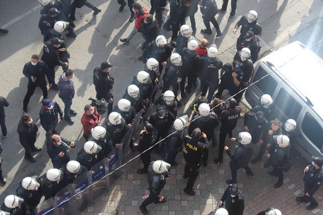 Ankara'ya yürüyen metal işçilerine polis müdahalesi: Sendika başkanları ve onlarca işçi gözaltına alındı - Resim : 1