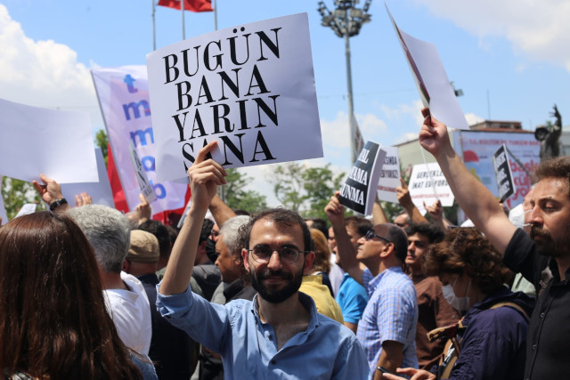 Gazeteciler ‘Sansür yasasına’ karşı sokakta: Medyama karışma - Resim : 1