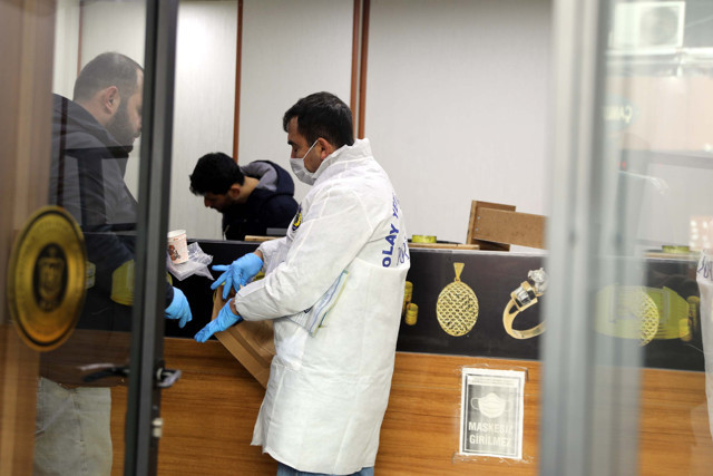 Kuyumcunun duvarını delip 1,5 milyon liralık altın çaldılar - Resim : 1