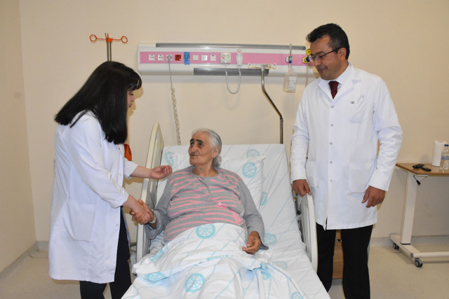 Nefes darlığı şikayetiyle gitti, karnından 10 kilo tümör çıkarıldı - Resim : 1