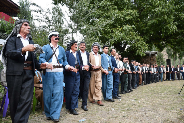 Aşiret düğününde takılan parayı 9 kişi saydı - Resim : 1