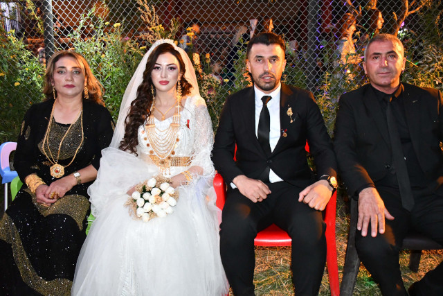 Aşiret düğününde takılan parayı 9 kişi saydı - Resim : 2