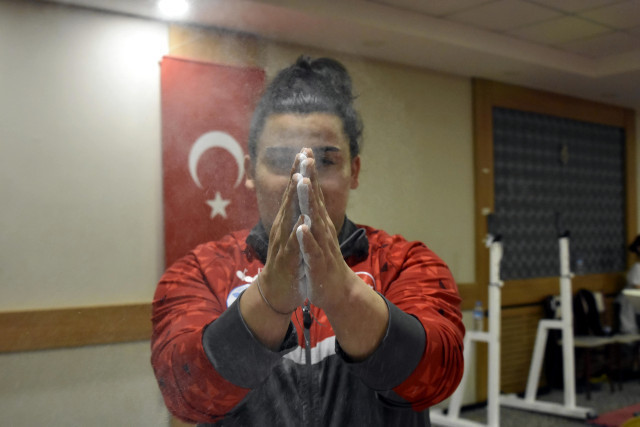 Ailesinden gizli haltere başladı, dünya şampiyonu oldu - Resim : 1