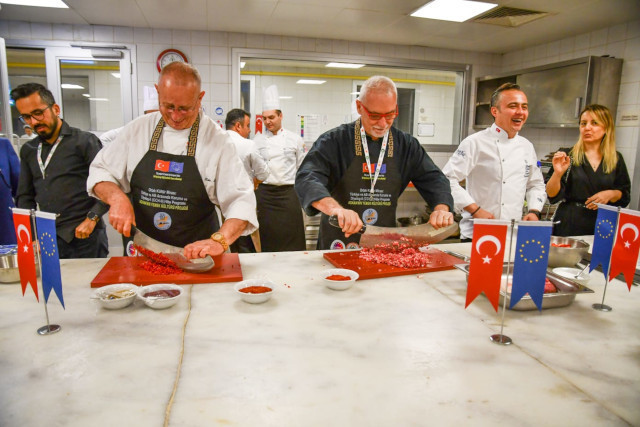 Adana'da kebap yapmayı öğrenen İtalyan şefler: Avrupa döneri 'kebap' diye biliyor - Resim : 1