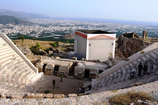 Antalya'da hatalı restore edilen anıt, fırtınayla açığa çıktı - Resim : 1