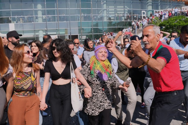 HDP kongresi salon dışına taştı: Kürtler yok diyenler gelip görsünler - Resim : 2