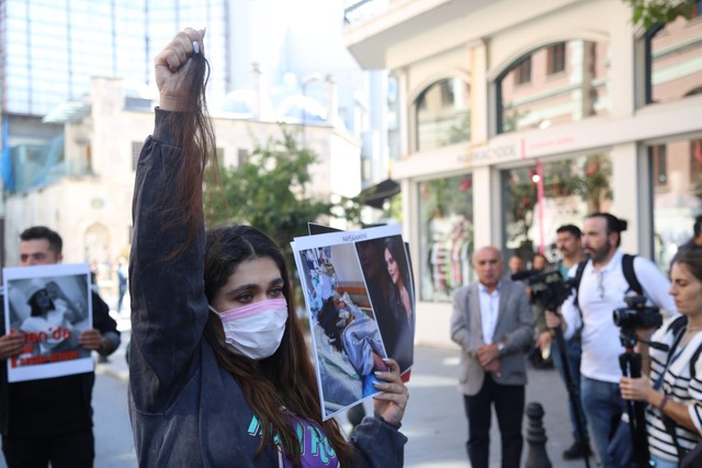 İran Konsolosluğu önünde protesto: Kadınlar İran rejimini alaşağı edecek - Resim : 1