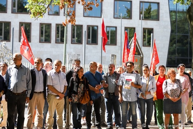 Almanya’daki Aleviler kayyımı siyah çelenklerle protesto etti - Resim : 1