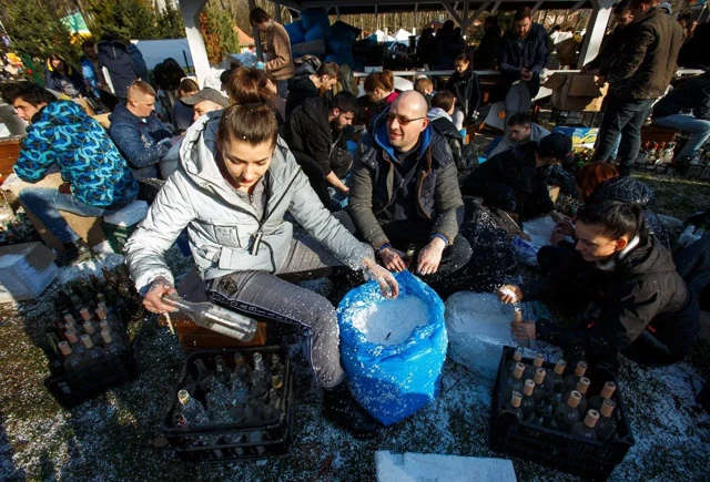 Ukrayna'nın Slovakya sınırında yüzlerce kişi molotof kokteyli hazırlıyor - Resim : 1