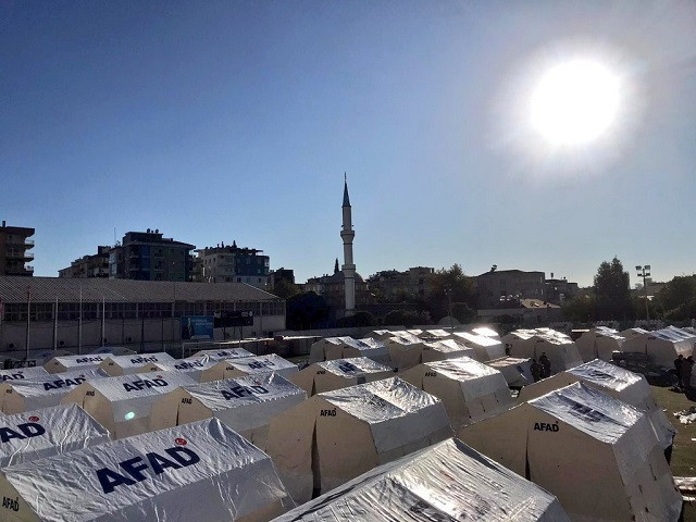 Depremin ikinci gününde arama kurtarma çalışmaları sürüyor: 39 kişi hayatını kaybetti, 885 yaralı - Resim : 1