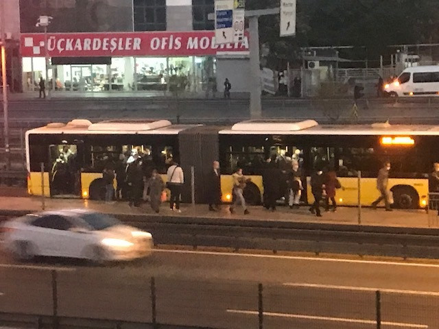 Kademeli mesainin ilk gününde İstanbul'da yolcu yoğunluğu nasıldı? - Resim : 1