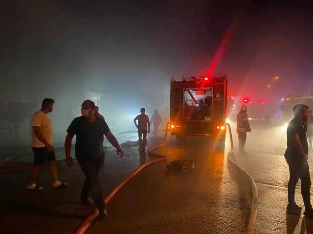 İstanbul'daki geri dönüşüm fabrikasında yangın - Resim : 1
