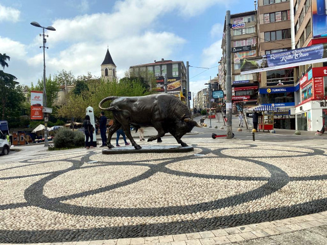 Kadıköy boğa heykelinin restorasyonu bitti; üzerine çıkan kişi 'duyarlı olun' dedi - Resim : 1