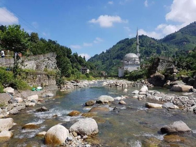 Rize'de geçen yıl restore edilen taş köprü yıkıldı - Resim : 1