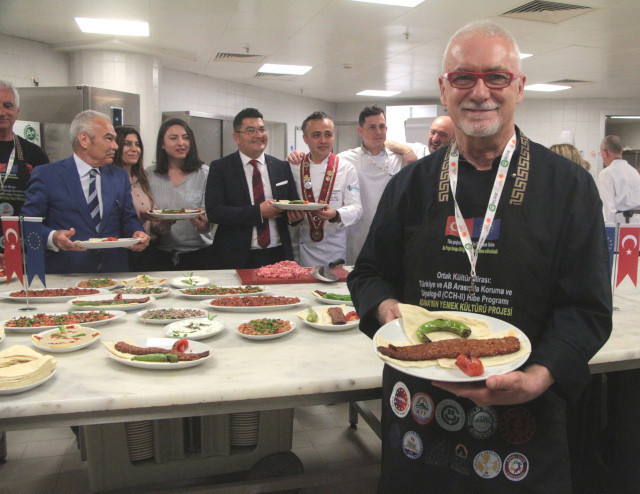 Adana'da kebap yapmayı öğrenen İtalyan şefler: Avrupa döneri 'kebap' diye biliyor - Resim : 2
