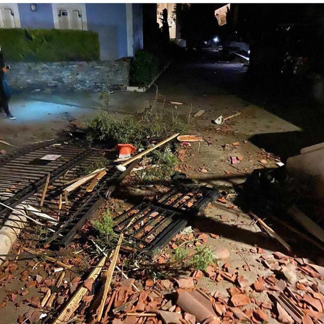 Çeşme'de hortum felaketi: Bir vinç işçi barakalarının üzerine devrildi, 16 yaralı var - Resim : 1