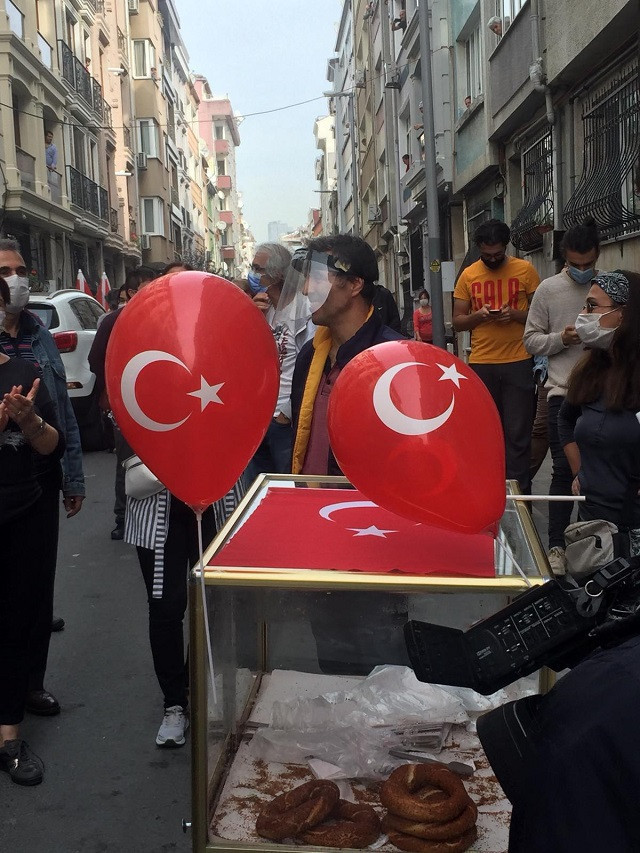 Şişli Belediyesi gürültü kirliliği gerekçesiyle simit tezgahına el koydu, mahalleli eylem yaptı - Resim : 1
