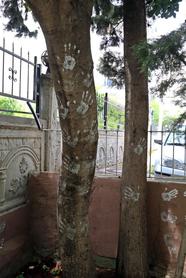 Caminin duvarlarını çocuklarla birlikte el izleriyle doldurdu: Kimse birbirine selam vermiyordu - Resim : 5