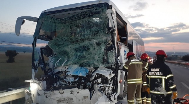 Uşak'ta yolcu otobüsü kaza yaptı: 2 ölü, 18 yaralı - Resim : 1