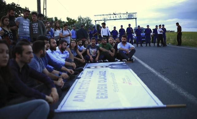 CHP'lilerin Eren Erdem eylemine jandarma engeli - Resim : 1