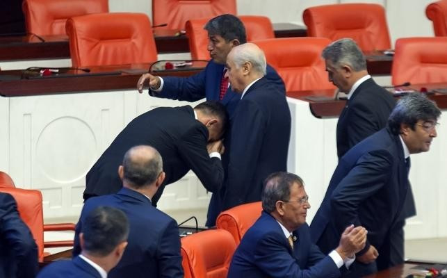 Yemin töreninde dikkat çeken anlar: Üç kez tekrarladı - Resim : 2