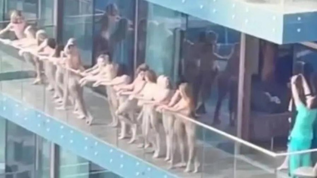 Dubai’de gökdelende çıplak poz veren bir grup kadın gözaltına alındı - Resim : 1