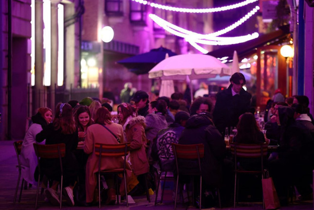 İngiltere’de yasaklar kalktı, sokaklar, kafeler doldu taştı - Resim : 1