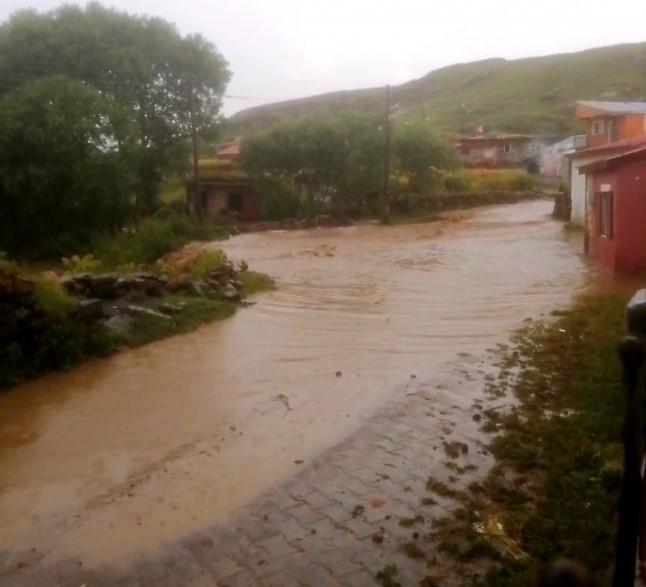 Ardahan'da sel: Birçok ev su altında kaldı - Resim : 1