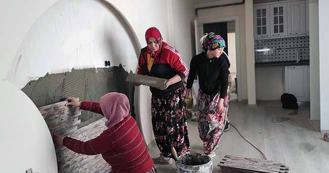 4 kadın inşaatlarda seramik kaplama işi yapıyor - Resim : 1