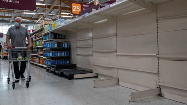 Market rafları boşaltıldı, akaryakıt tükendi: İngiltere'de hayat durma noktasına geldi - Resim : 3