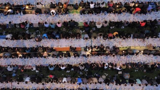 Öğrencilerin yaka paça gözaltına alındığı Boğaziçi Üniversitesi'nde toplu iftar töreni - Resim : 1