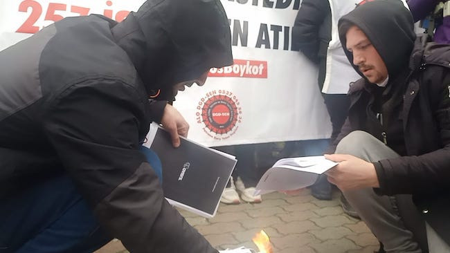 Migros işçileri TÜSİAD'ın önünden seslendi: Sadece 4 lira, bir ekmek parası istedik - Resim : 1
