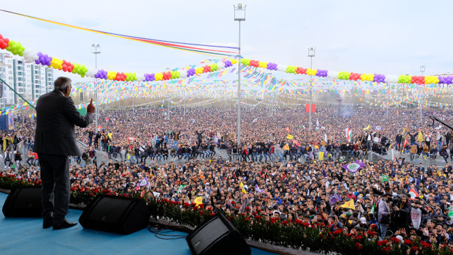 Diyarbakır'da alan doldu, Newroz ateşi yandı: 'Kürt halkının sesini kısmak isteyenler yanıldı' - Resim : 4