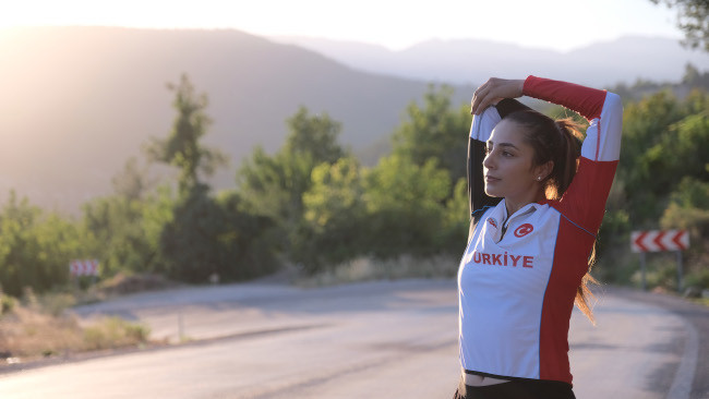 'Bu kız deli mi, niye koşuyor' diyorlardı, ABD’den sporcu bursu kazandı - Resim : 1