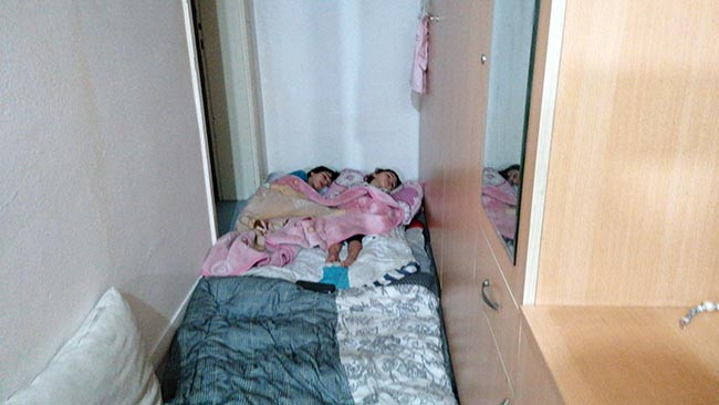 Taşlanan evler, evlerine saklanan sığınmacılar: Yarın çocuğuma kim süt alacak? - Resim : 6