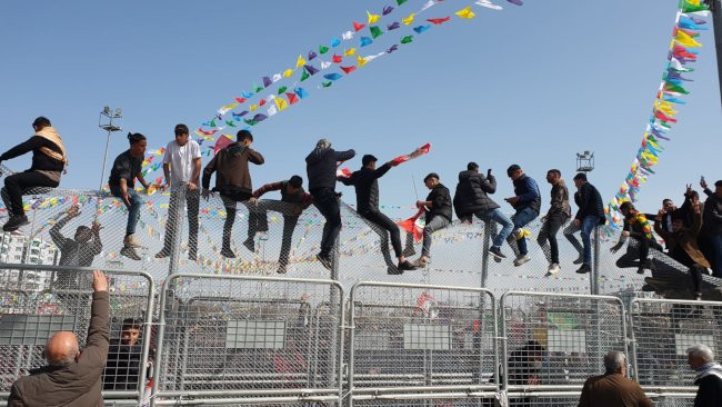 Diyarbakır'da alan doldu, Newroz ateşi yandı: 'Kürt halkının sesini kısmak isteyenler yanıldı' - Resim : 1