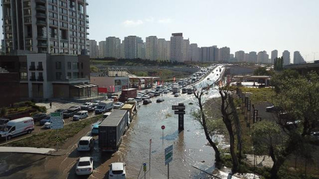 Başakşehir'de su borusu patladı: Yollar göle döndü - Resim : 1