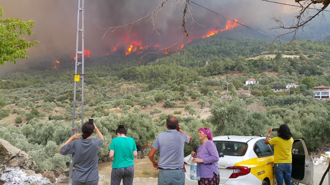 Muğla Yatağan'da çıkan yangın Çine'ye sıçradı: Alevler evlere kadar yaklaştı - Resim : 1